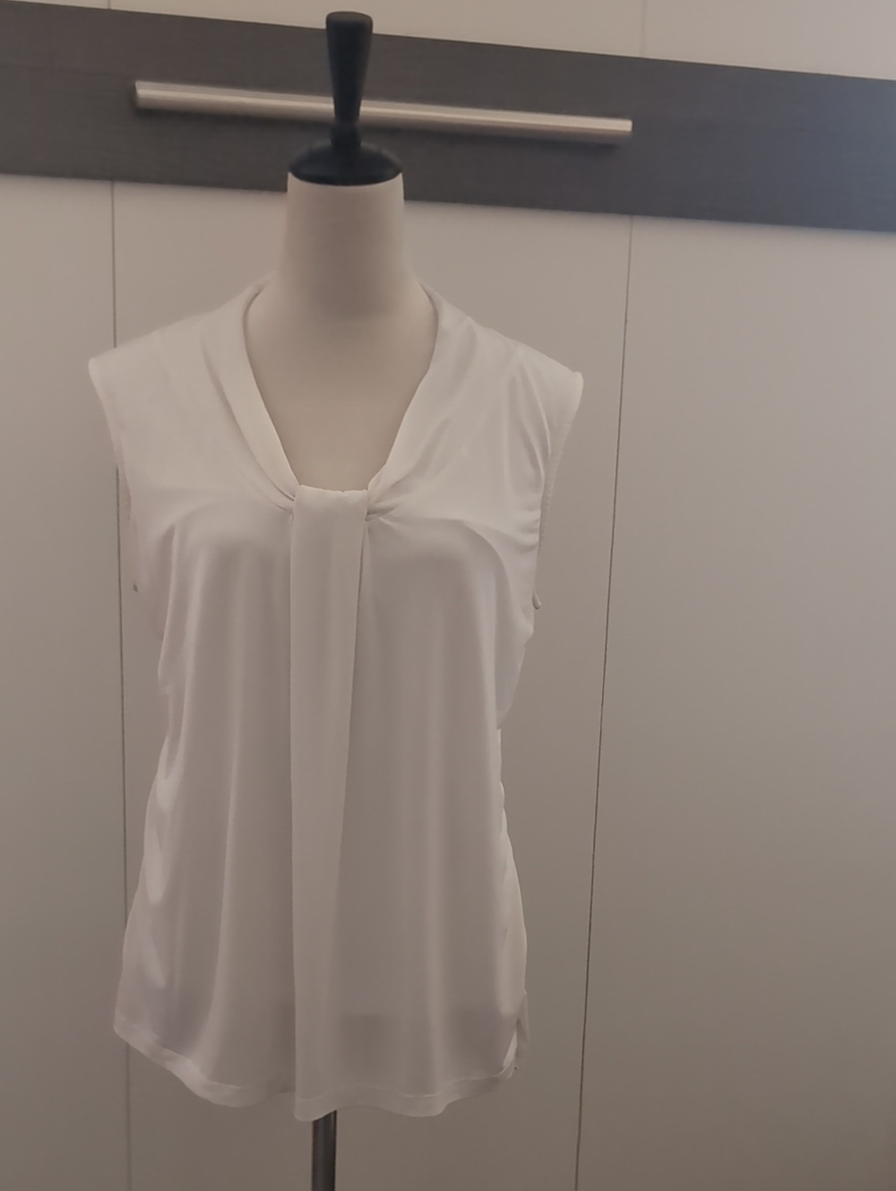 Dana Buchman White Sleeveless Tie-Front V-Neck Camisole